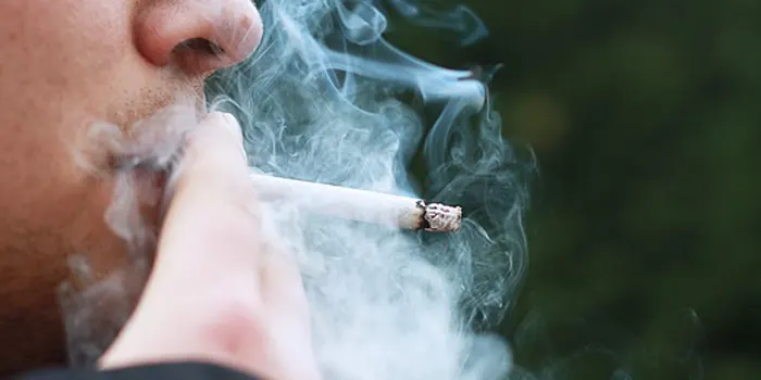 タバコを吸っている男性の画像