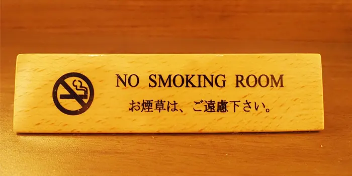 ホテルの禁煙室にある警告文
