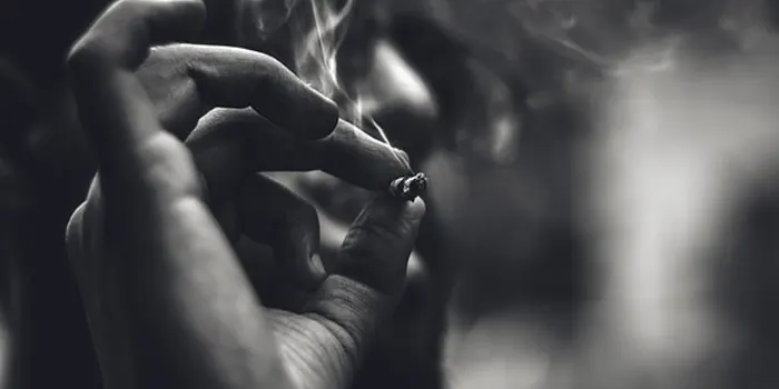 シガリロを吸っている男性の画像
