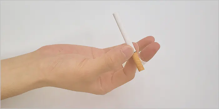 タバコを親指・人差し指で持つ