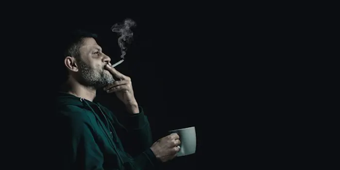 タバコを吸っている男性