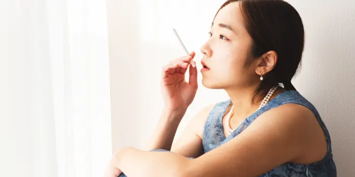 タバコを吸っている女性のイメージ画像