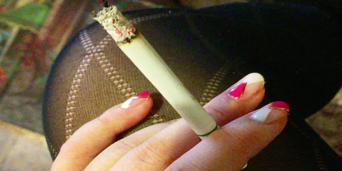 タバコを持っている女性の手の画像