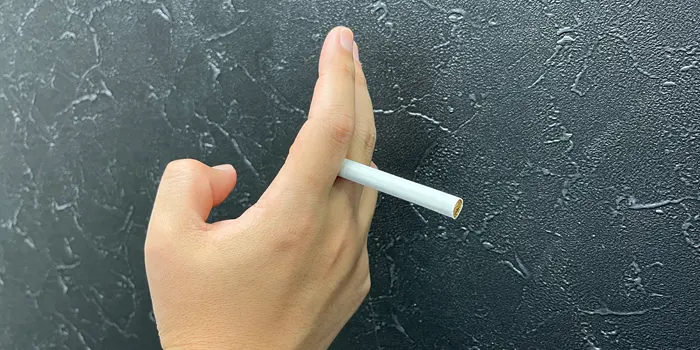 人差し指と中指の付け根でタバコを持つ