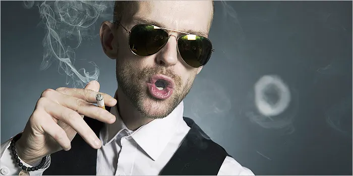 タバコを吸うサングラスの男性