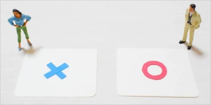 丸とバツの上に立つミニチュア