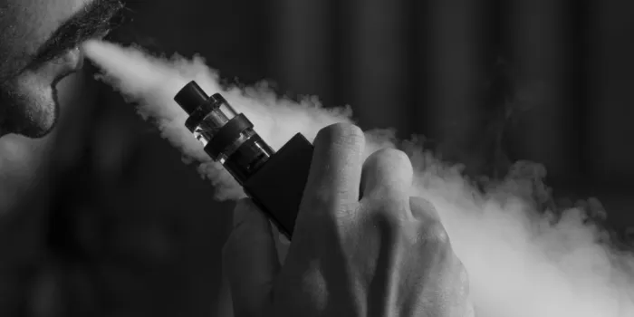 大量の煙を吐き出す男性