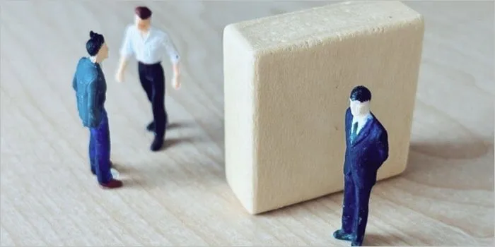 噂をする男性のミニチュア