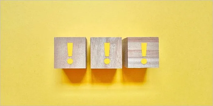 感嘆符が描かれたブロック