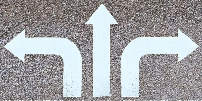 3つの矢印が書かれたアスファルト