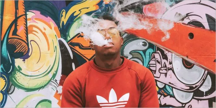 タバコの煙を吐き出す男性