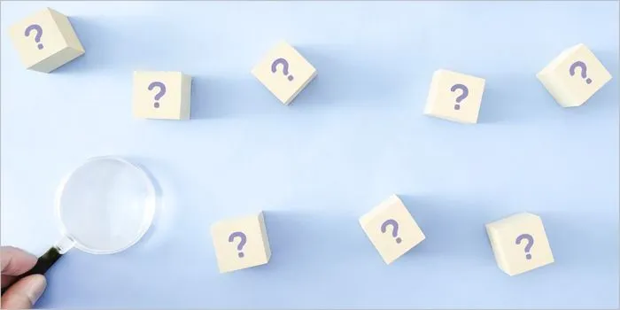 疑問符が書かれたブロックと虫眼鏡