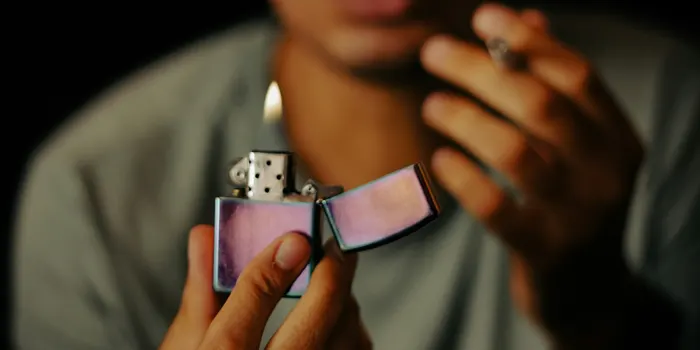 火が付いた状態のジッポライター