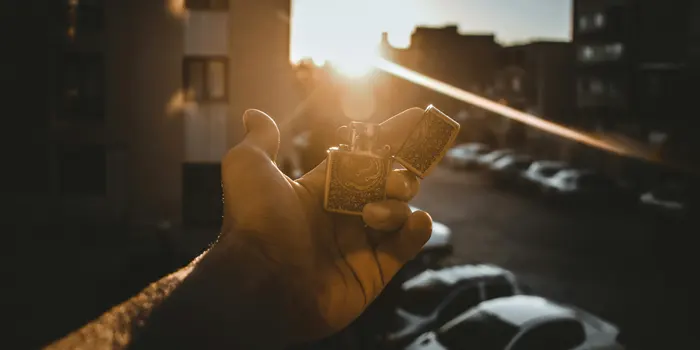 ジッポライターを持っている男性の手