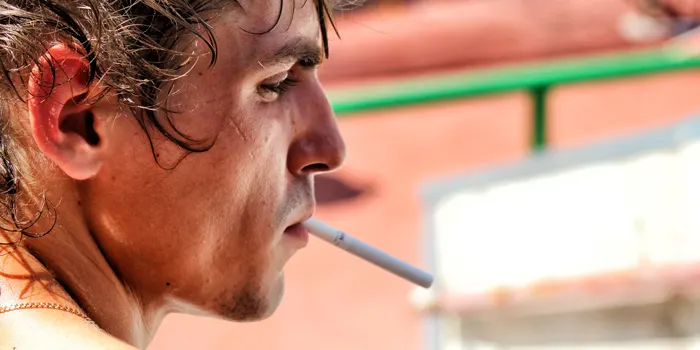 たばこを咥える外国人の男性