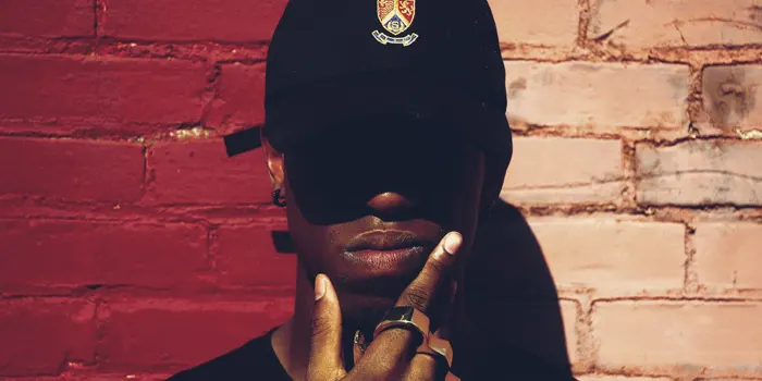 顎に手を添えた外国人の男性