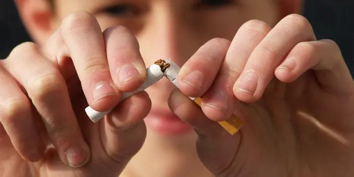 たばこを折る少年