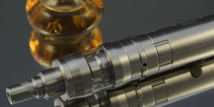 電子タバコとリキッドの写真