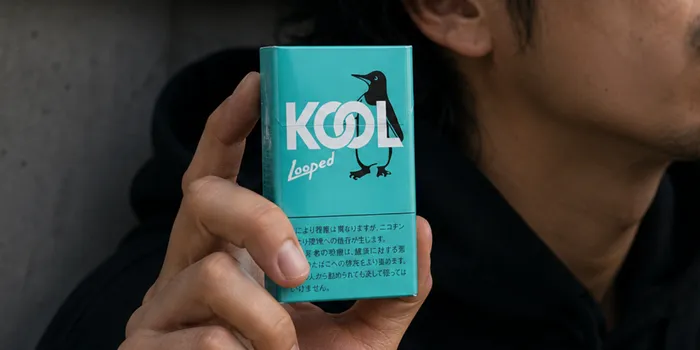 クール・ループドを持つ男性の手