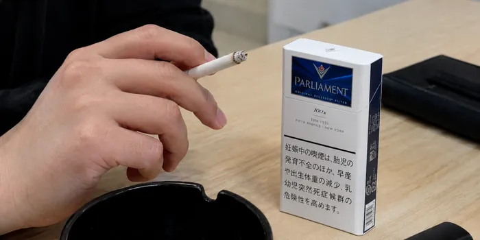 パーラメントを吸っている様子