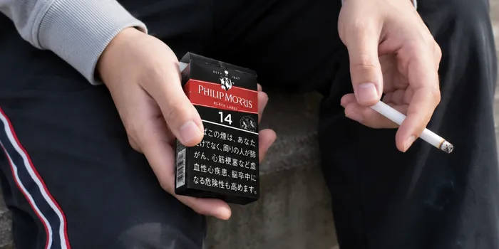 フィリップモリスのタバコを持つ男性