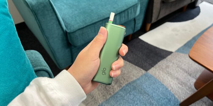 glo Hyper pro＋の実機を手に持っている写真