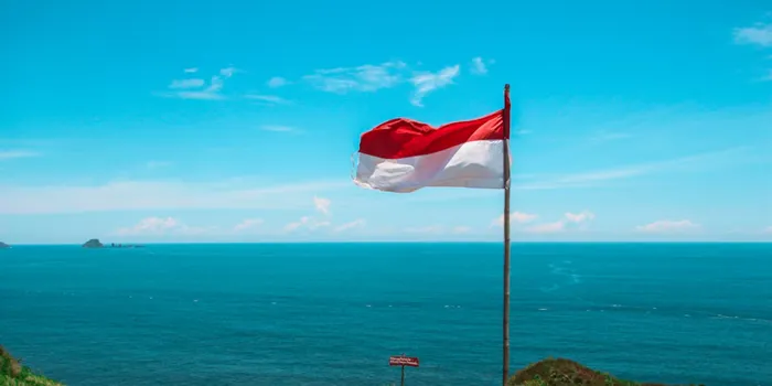 インドネシアの国旗と海