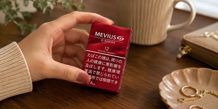 メビウスEシリーズのパッケージを持つ手