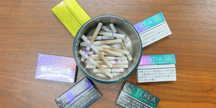 アイコスのテリアとセンティアと蓋つきの灰皿がテーブルに置かれている画像