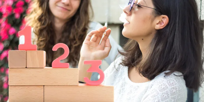 女性が吸っててかっこいいタバコを選定している女性